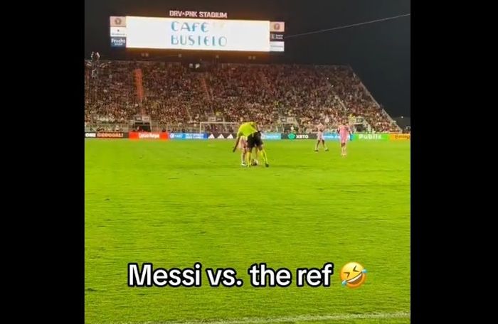 Lionel Messi sat mengambil tendangan bebas dalam laga MLS kontra Nashville.