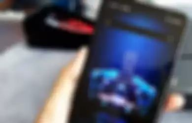 ASUS ROG Phone 5s Pro dalam genggaman tangan