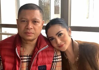 Bantah Isu Miring Soal Perceraian dan Pamer Pelukan Mesra dengan Raul Lemos, Krisdayanti Pakai Sepatu Harga Fantastis
