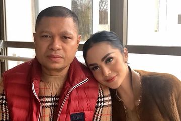 Sampai Berkaca Kaca Bela Sang Suami Yang Kerap Dihujat Netizen