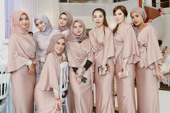 5 Inspirasi Model Seragam  Bridesmaid  Hijab yang Elegan nan 