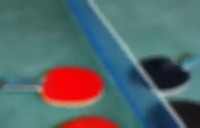 Ilustrasi bet tenis meja yang berbeda warna kedua sisinya