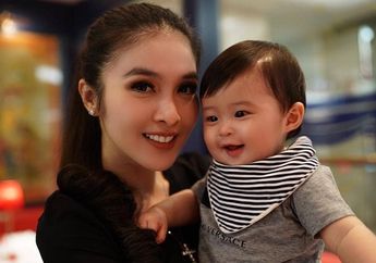 Tak Mau Lepas dari Pelukan sang Paman, Aksi Lucu Raphael Moeis Curi Perhatian
