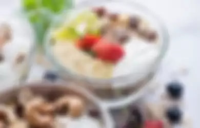 Ilustrasi makanan sehat yogurth dengan buah-buahan yang cocok untuk sahur