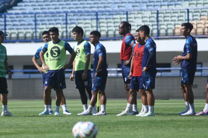 Pelatih sementara Persib Bandung, Yaya Sunarya saat memimpin latihan tim seusai tim ditinggal Luis Milla.