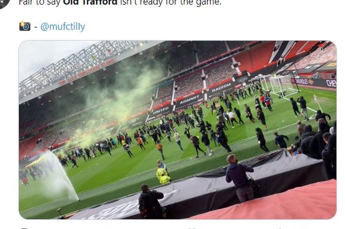 Fans Manchester United merusuh di Stadion Old Trafford, jelang laga melawan Liverpool Minggu (2/5/2021).