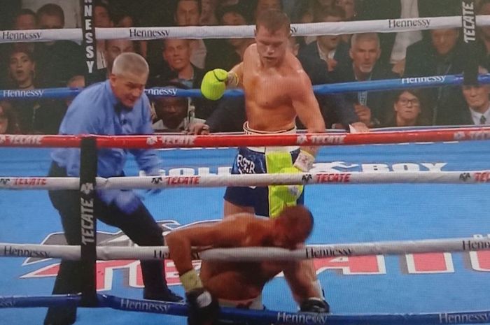 Momen Canelo Alvarez memukul jatuh Sergey Kovalev dalam laga perebutan gelar light heavyweight WBO, Minggu (3/11/2019).