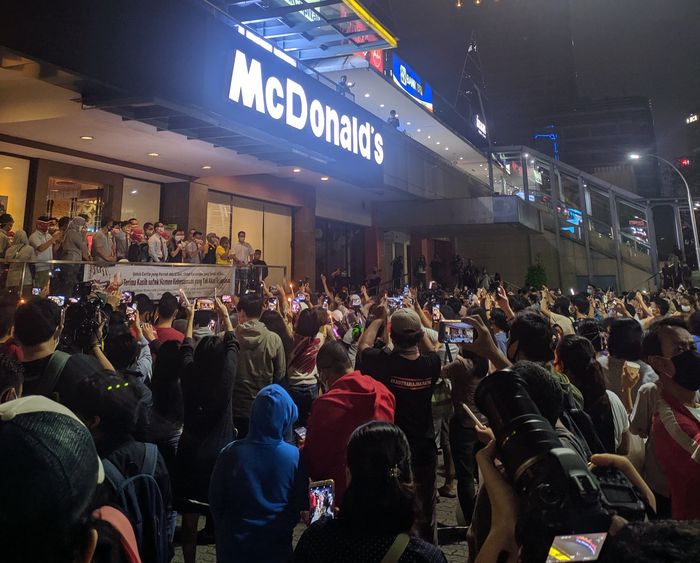 Di tengah pandemi, warga berkerumun hadiri seremoni penutupan McDonald's Sarinah