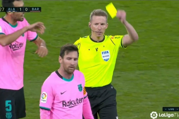 Kapten Barcelona, Lionel Messi, disebut layak mendapat kartu merah atas ulahnya menendang bola ke arah wasit Alejandro Hernandez yang sedang berjalan.