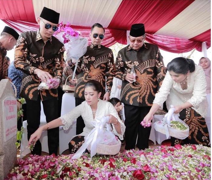 Ibas Yudhoyono dan keluarga menaburkan bunga anggrek