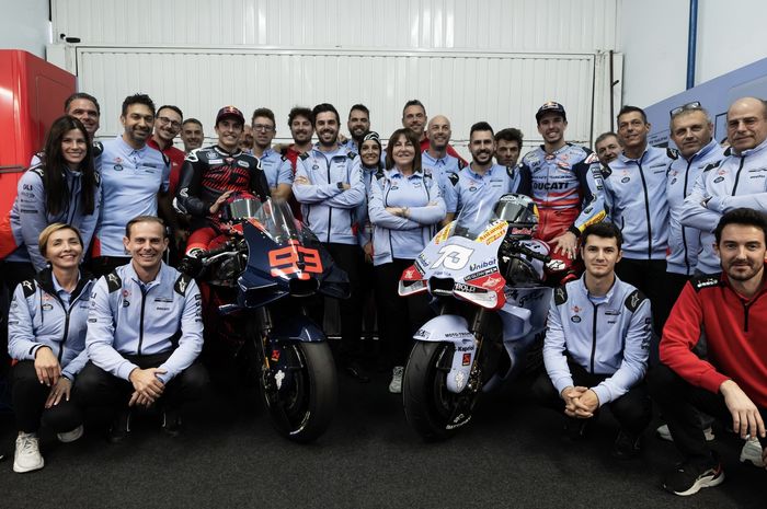 Potret tim Gresini bersama dua pembalap mereka yaitu Marc Marquez dan Alex Marquez setelah tes pasca-musim MotoGP di Sirkuit Ricardo Tormo, Cheste, Spanyol, 28 November 2023.