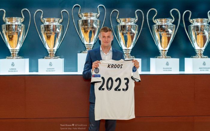 Toni Kroos saat resmi mendapatkan perpanjangan kontrak di Real Madrid.