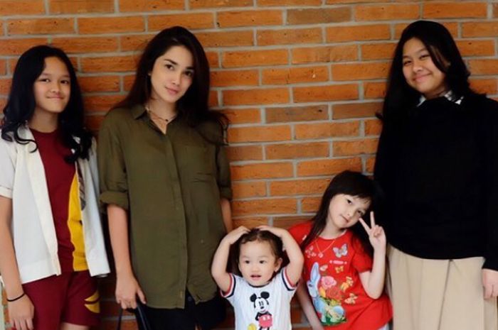 Ajarkan Berbagi, Ussy Sulistiawaty Rutin Ajak Anak Santuni Anak Yatim