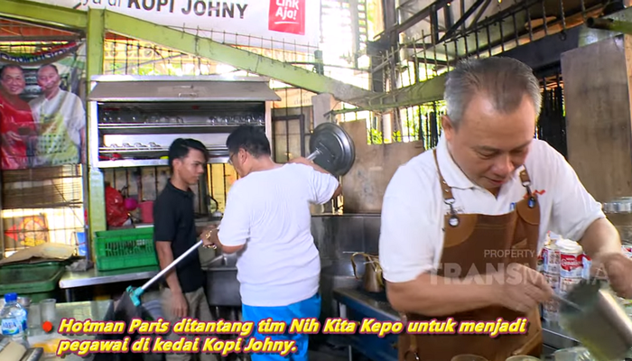 Hotman Paris saat mengepel lantai dengan baju gembel di kedai Kopi Johny.