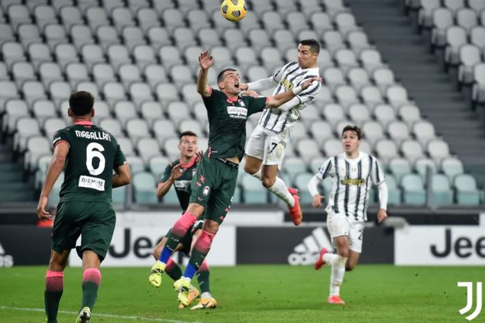 Megabintang Juventus, Cristiano Ronaldo, mencetak gol ke gawang Crotone dalam laga Liga Italia di Stadion Allianz, Senin (22/1/2021).