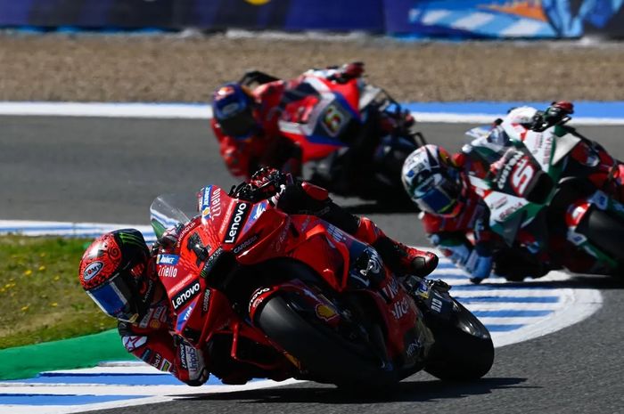 Pembalap Ducati Lenovo, Francesco Bagnaia (no 1), saat tampil pada latihan MotoGP Spanyol di Sirkuit Jerez, Jerez, Spanyol, 26 April 2024.