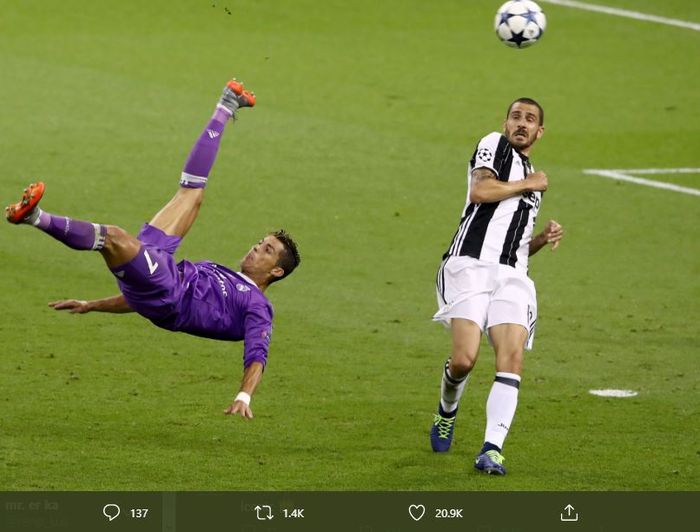 Aksi akrobatik Cristiano Ronaldo yang mencoba mencetak gol salto pada partai final Liga Champions 2017 antara Real Madrid vs Juventus.