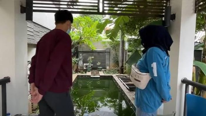 Mama Rieta menunjukan rumah yang ia tempati dengan Gigi dulu. (Tangkap layar video Youtube Mama Rieta)