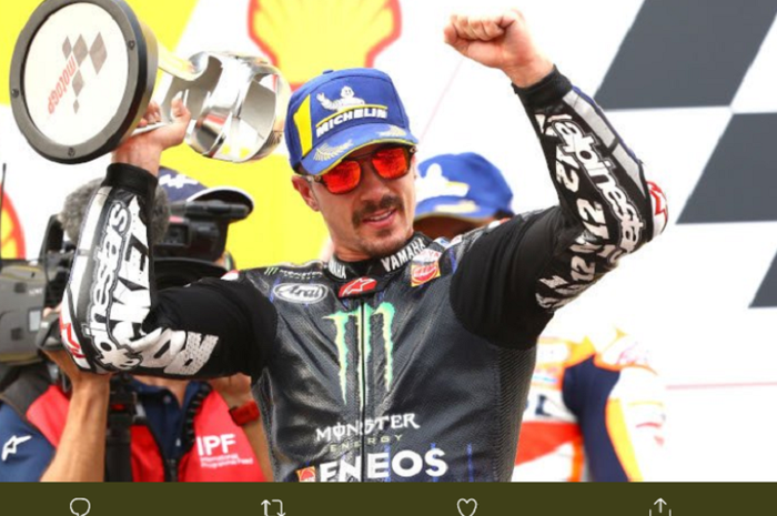 Maverick Vinales (Monster Energy Yamaha) memegang trofi kemenangan usai menjuarai MotoGP Malaysia 2019, di sirkuit Sepang, Malaysia, Minggu (3/11/2019).