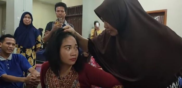 Ningsih Tinampi melakukan pengobatan 