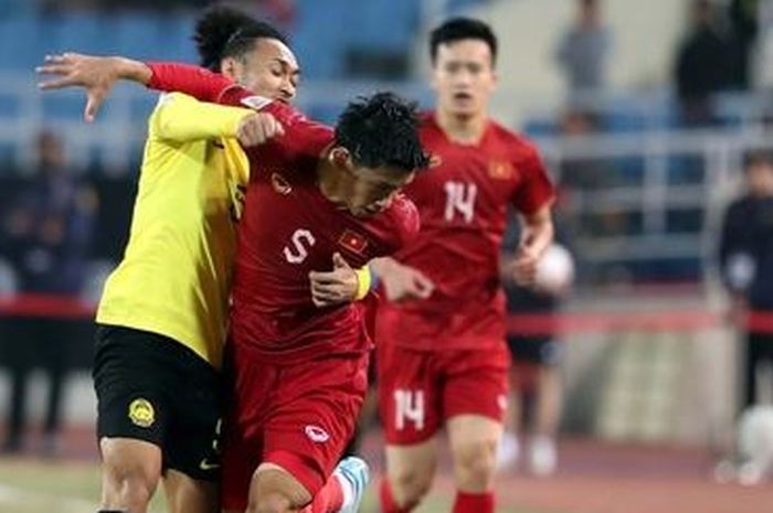 Pemain Timnas Vietnam, Doan Van Hau, saat berduel dengan pemain Timnas Malaysia Azam Azmi di laga Grup B Piala AFF 2022.