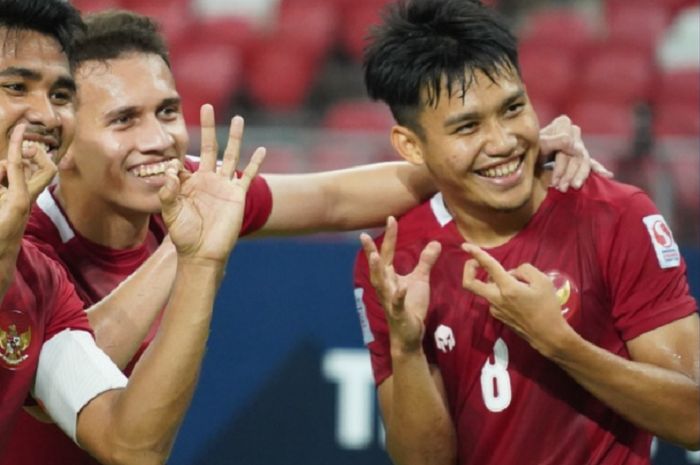Asnawi Mangkualam Bahar, Egy Maulana Vikri, dan Witan Sulaeman selebrasi kelolosan Timnas Indonesia ke final Piala AFF 2020, Sabtu (25/12/2021), di Stadion Nasional, Singapura.