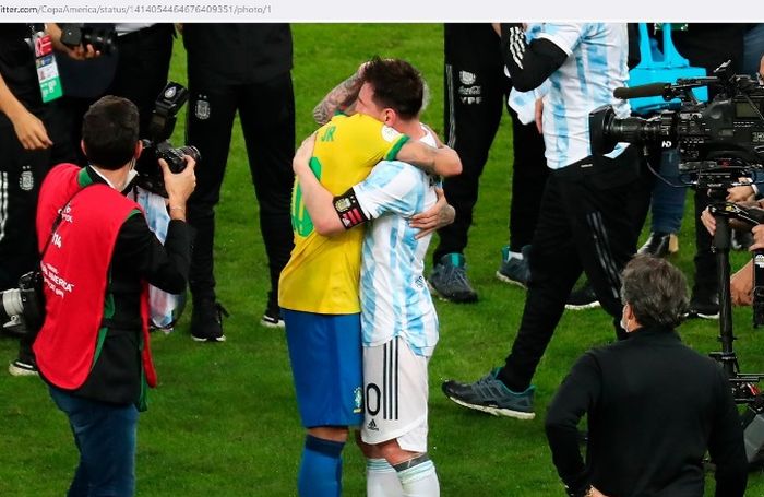 Momen mesra Lionel Messi dan Neymar selepas final Copa America 2021.