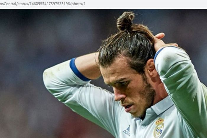 Salah seorang penggemar melemparkan pulpen dan mengucapkan kalimat tidak pantas karena menganggap Gareth Bale tak menghormati Real Madrid.