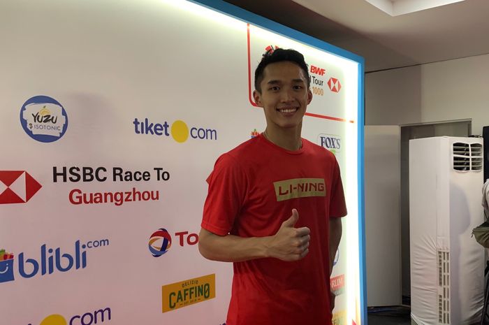 Pebulu tangkis tunggal putra Indonesia, Jonatan Christie, berpose usai konferensi pers Indonesia Open 2019 di Istora Senayan, Jakarta, Kamis (18/7/2019).