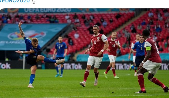 Penyerang Italia, Ciro Immobile, melepas tembakan ke gawang Austria pada laga 16 Besar EURO 2020, Minggu (27/6/2021) dini hari WIB di Stadion Wembley, London, Inggris.