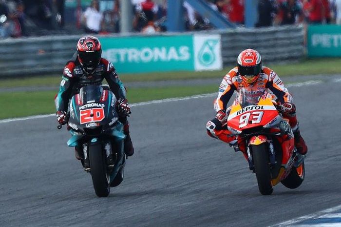 Momen saat Fabio Quartararo (Kiri) berduel dengan Marc Marquez (Kanan) pada balapan MotoGP Thailand 2019, Minggu (6/10/2019)