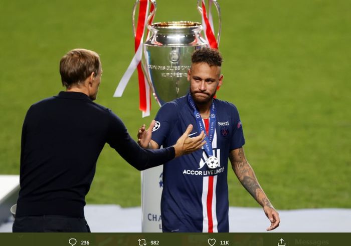 Neymar Jr bersalaman dengan pelatih Thomas Tuchel usai final Liga Champions yang dimenangkan Bayern Muenchen atas Paris Saint-Germain di Lisabon, 23 Agustus 2020.