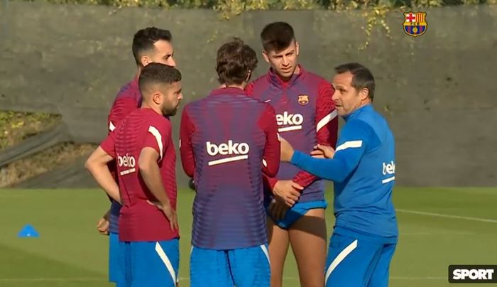 Sergi Barjuan berbicara dengan para kapten Barcelona saat memimpin latihan perdana post-Ronald Koeman.