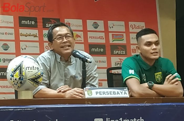 Pelatih dan pemain Persebaya, Aji Santoso serta Rachmat Irianto saat memberikan keterangan pers seusai laga kontra Persija Jakarta, Selasa (17/12/2019).