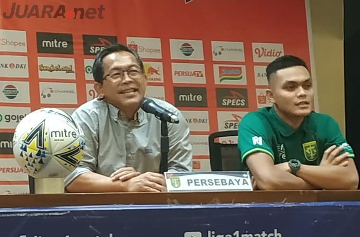 Pelatih dan pemain Persebaya, Aji Santoso serta Rachmat Irianto saat memberikan keterangan pers seusai laga kontra Persija Jakarta, Selasa (17/12/2019).