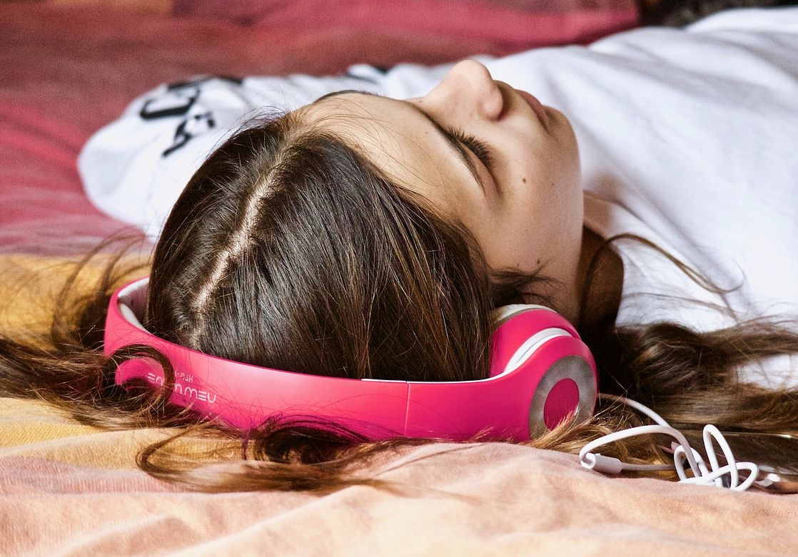 Efek Mendengarkan Musik Sebelum Dan Saat Sedang Tidur