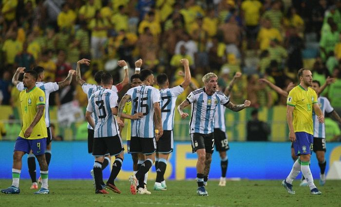Pemain timnas Argentina merayakan kemenangan atas timnas Brasil pada Kualifikasi Piala Dunia 2026 di Stadion Maracana, Rio de Janeiro (21/11/2023).