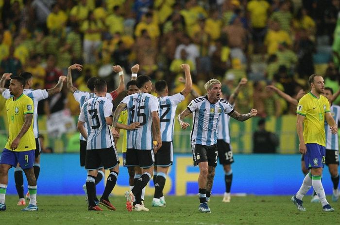 Pemain timnas Argentina merayakan kemenangan atas timnas Brasil pada Kualifikasi Piala Dunia 2026 di Stadion Maracana, Rio de Janeiro (21/11/2023).