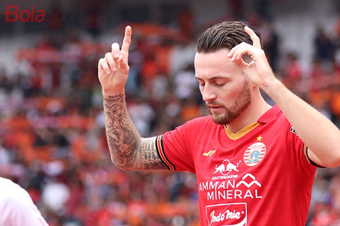 Gelandang Persija Jakarta , Marc Klok, sedang memasuki lapangan laga melawan Borneo FC di Stadion Gelora Bung Karno (1/3/2020)