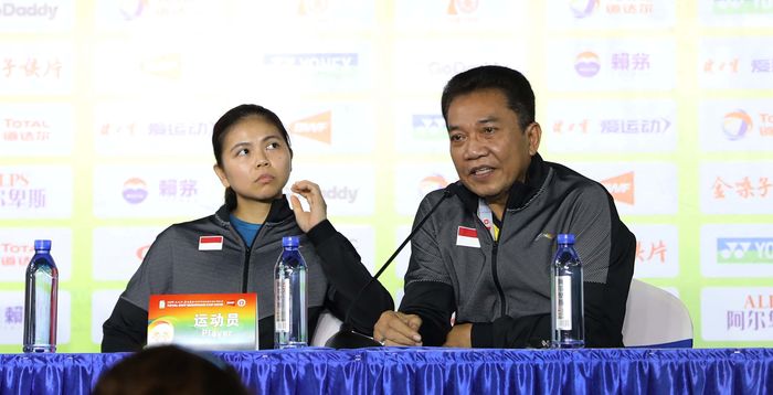 CdM skuat Indonesia untuk Piala Sudirman 2019, Achmad Budiharto (kanan), didampingi Greysia Polii (kiri) menjalani sesi konferensi pers Piala Sudirman 2019, Jumat (17/5/2019)
