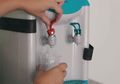 Jangan Lagi Dilakukan, Kebiasaan Sepele dalam Menggunakan Dispenser Ini Malah Buat Dua Peralatan Itu Cepat Rusak dan Jadi Sarang Bakteri, Ini Cara Pemakaian yang Benar