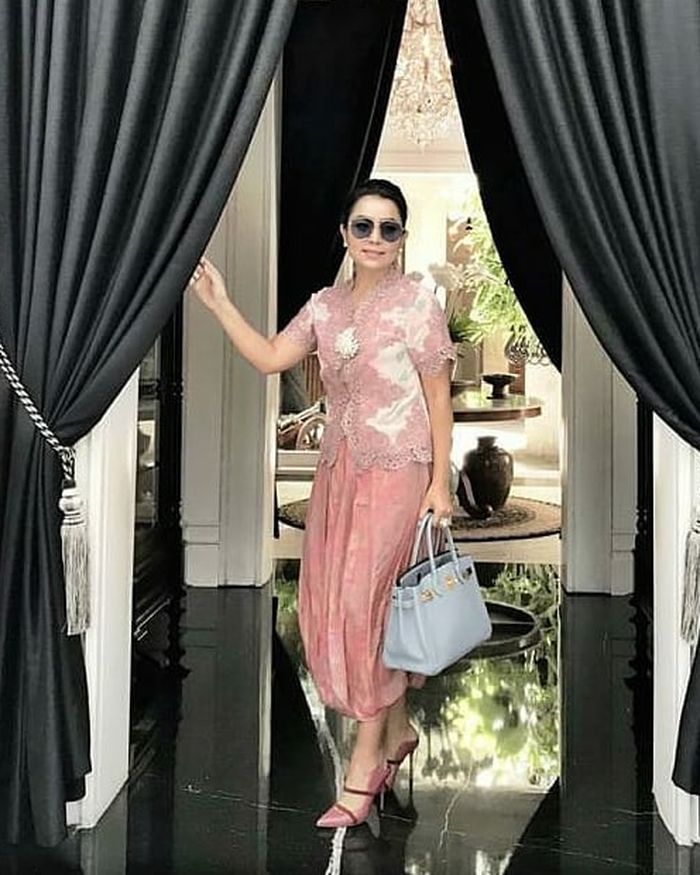 Gaya elegan Mayangsari saat pakai kebaya