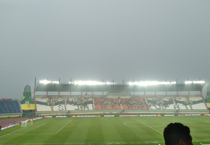 Momen Stadion Si Jalak Harupat masih lengang karena hujan deras yang mengguyur membuat pertandingan grup F Piala Dunia U-17 2023 antata Selandia Baru vs Meksiko mundur dari jadwal semula.