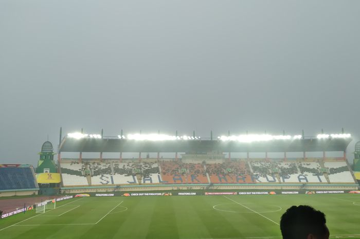 Laga Selandia bRu vs Meksiko di Staduo Si Jalak Harupat pada Piala Dunia U-17 2023 ditunda karena hujan.