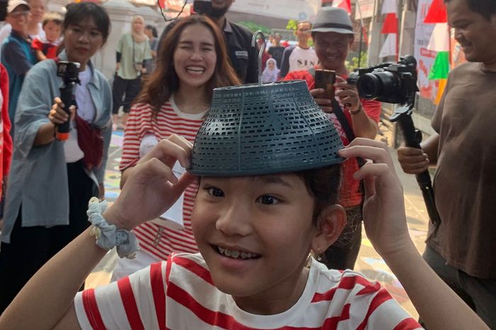 Putri Ayu Ting Ting, Bilqis, saat mengikuti lomba 17 Agustus di lingkungan rumahnya di Depok, Jawa Barat, Kamis (17/8/2023).