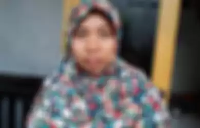 Yuni, korban selamat usai terjatuh dari Flyover Kemayoran, Jakarta Pusat saat ditemui di rumahnya yang berada di salah satu kawasan di Cipayung, Jakarta Timur, Kamis (12/3/2020)   
