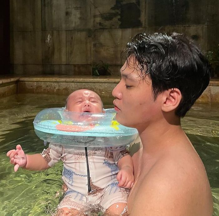 Na Junho berenang bareng ayahnya.