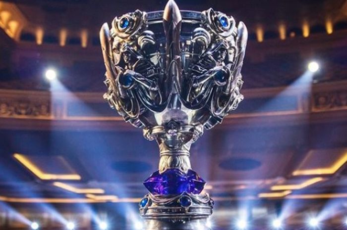 League of Legends World Championship 2020 trophy view.