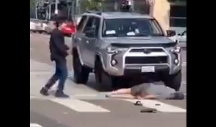 Viral Mahasiswa Asal Indonesia Kena Rasis dan Dipukul di Amerika Serikat, Balasan Si Pemuda Pada Bule Itu Hingga Tersungkur di Tengah Jalan