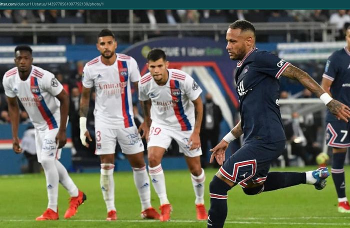 Neymar mengambil tendangan penalti dalam kemenangan 2-1 Paris Saint-Germain (PSG) atas Olympique Lyon.